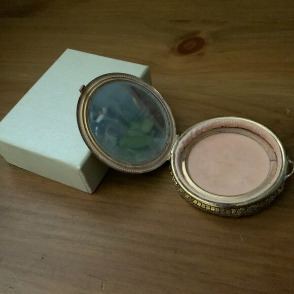 VINTAGE GOLD MESH COMPACT CASE WITH PUFFER - Picture 5 of 5